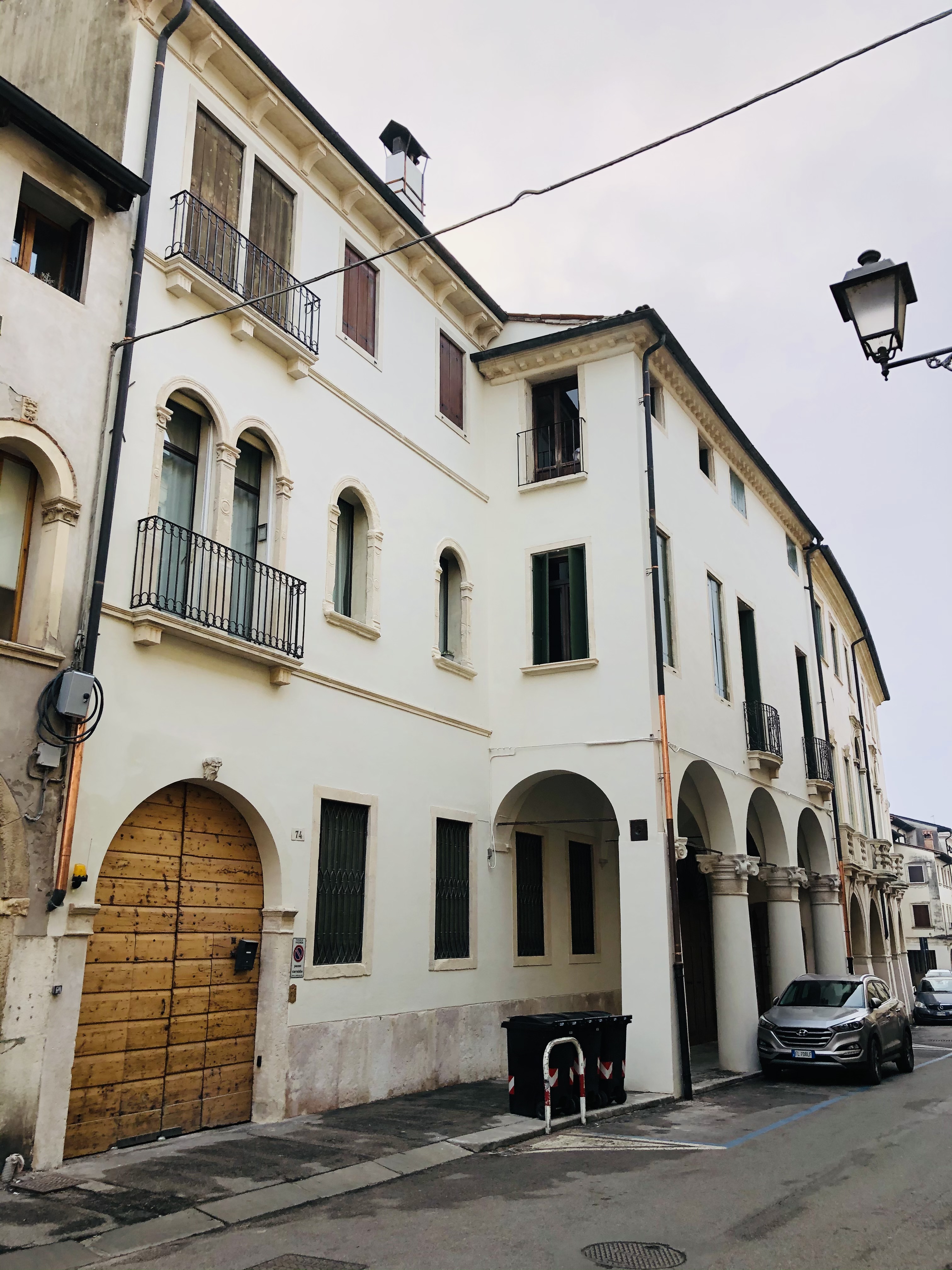 Palazzo di impianto medievale in Contrà Porta Santa Lucia – restauro delle facciate